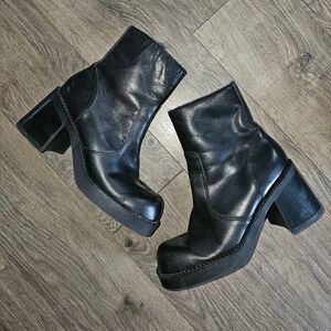 Y2k Chunky heel black boots
